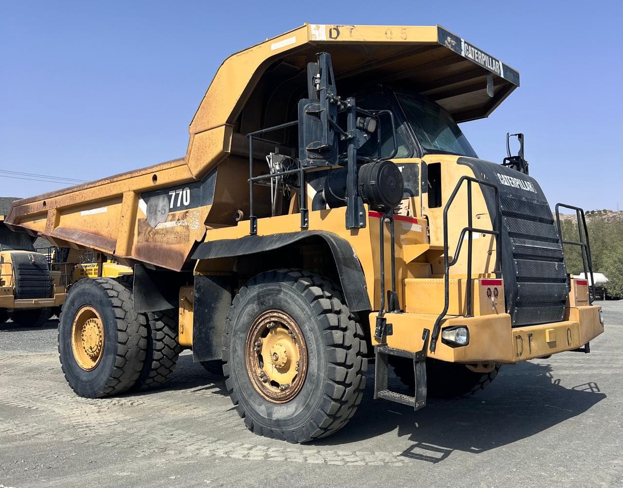 شاحنة قلابة كاتربيلر CAT-770