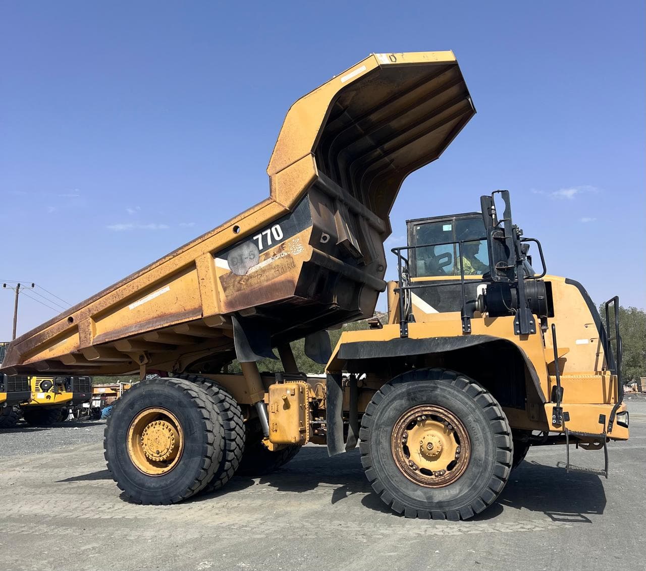 شاحنة قلابة كاتربيلر CAT-770