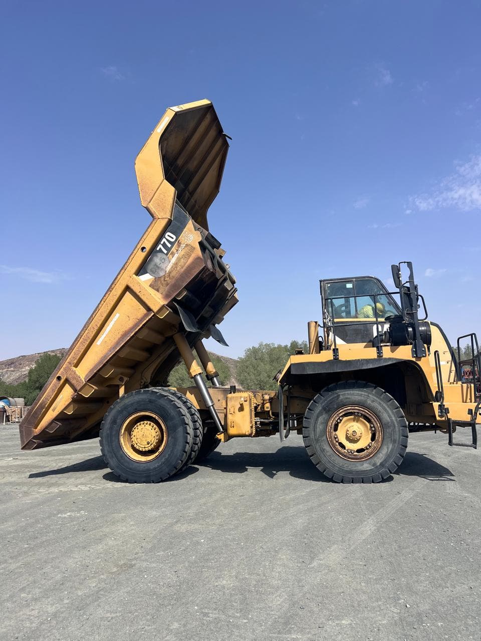 شاحنة قلابة كاتربيلر CAT-770