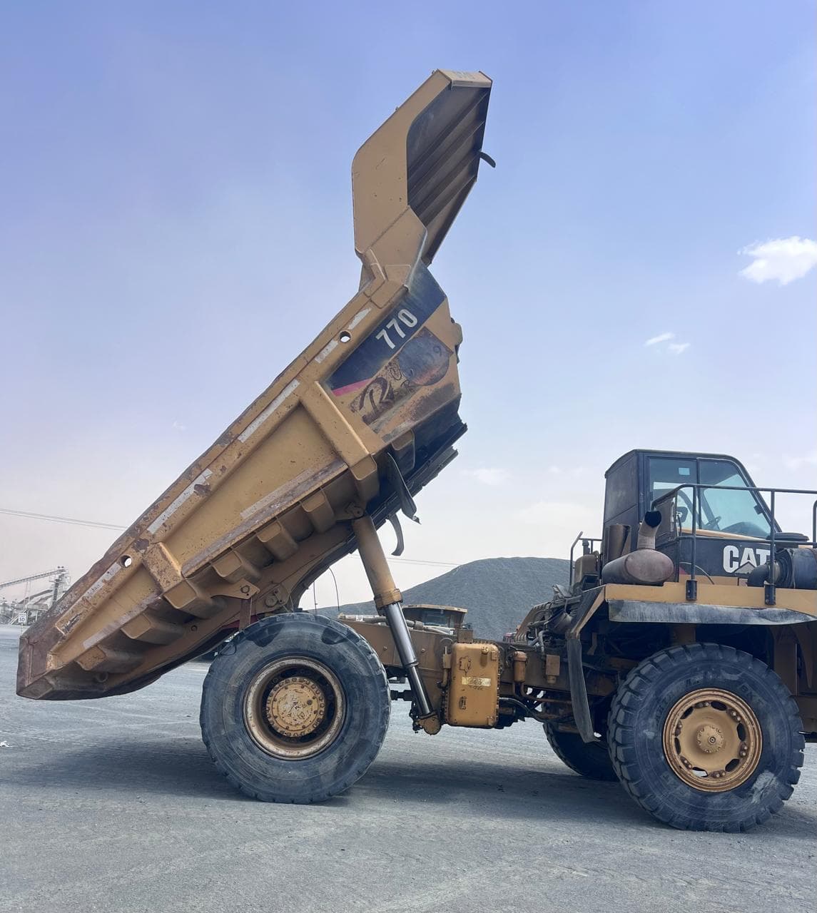 شاحنة قلابة كاتربيلر CAT-770