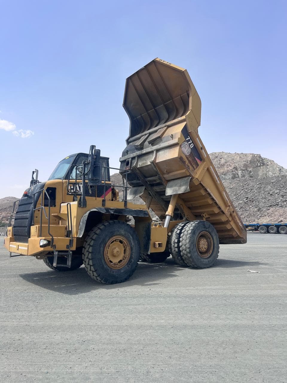 شاحنة قلابة كاتربيلر CAT-770
