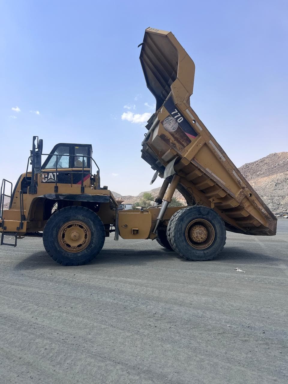 شاحنة قلابة كاتربيلر CAT-770
