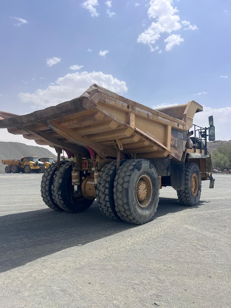 شاحنة قلابة كاتربيلر CAT-770