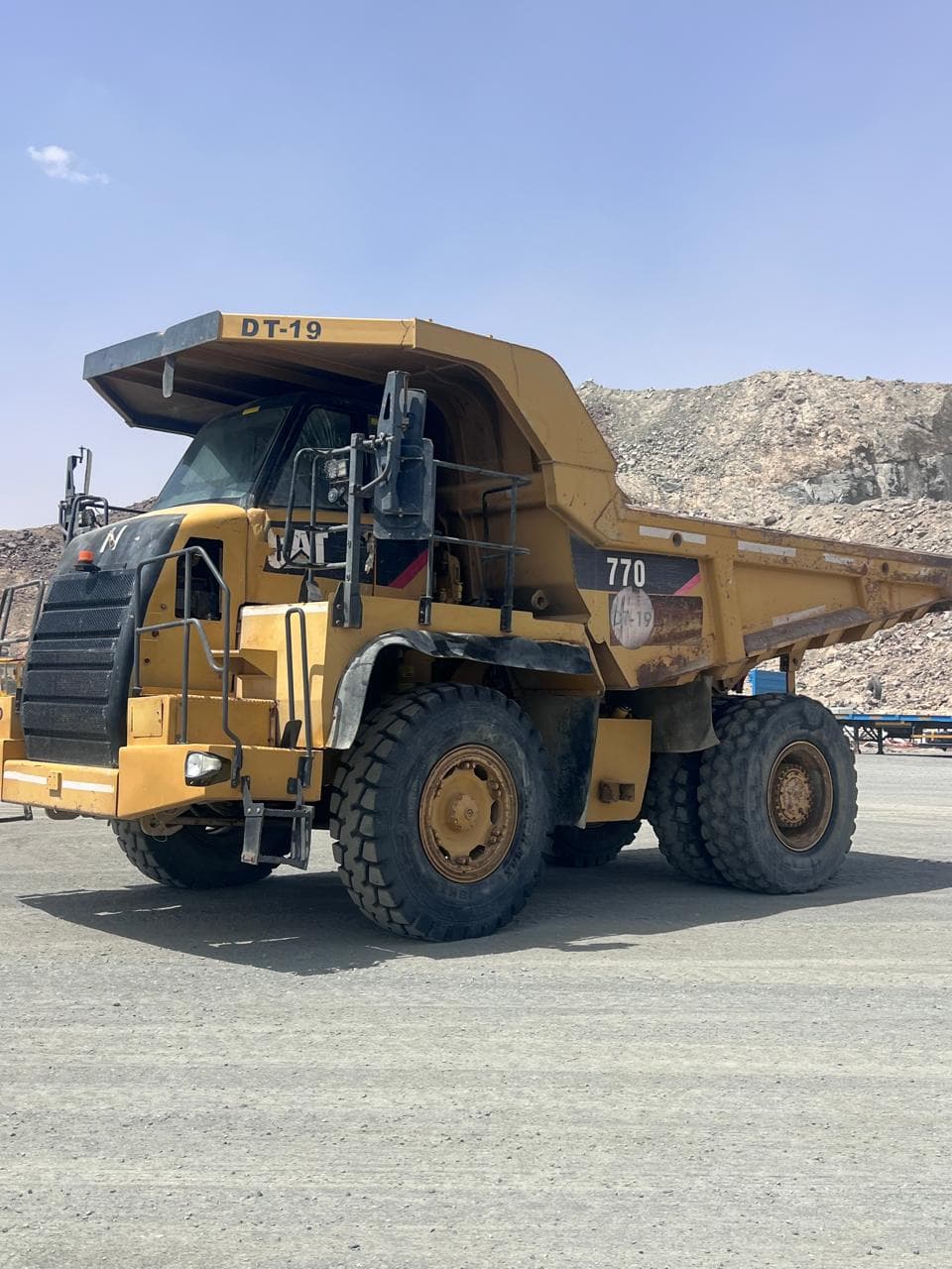 شاحنة قلابة كاتربيلر CAT-770
