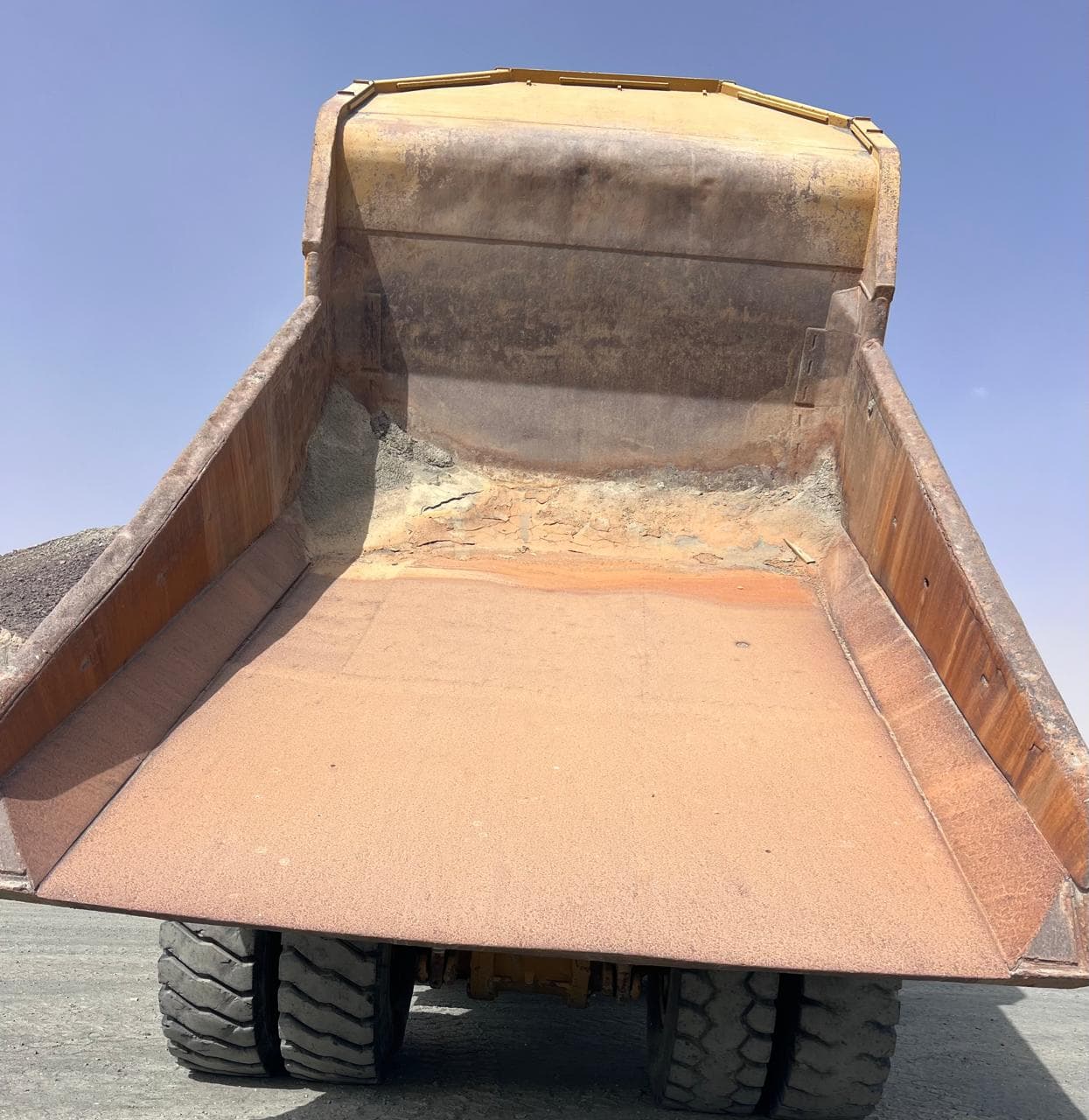 شاحنة قلابة كاتربيلر CAT-770