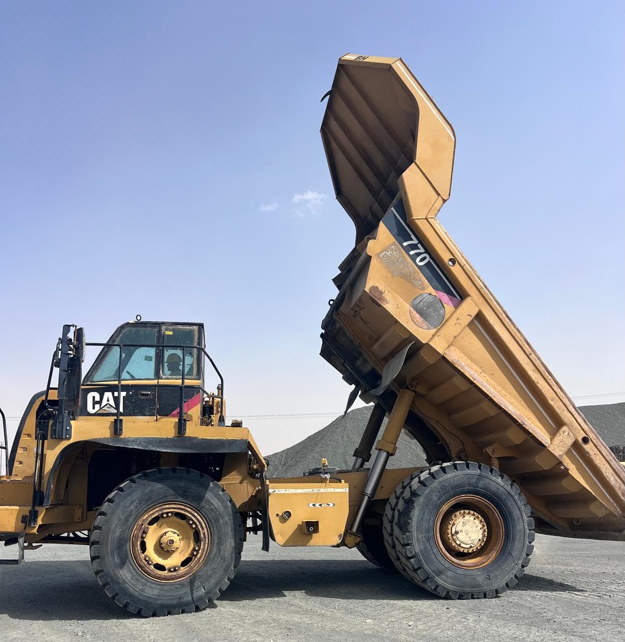 شاحنة قلابة كاتربيلر CAT-770