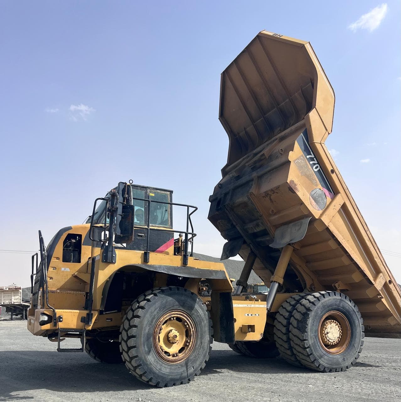 شاحنة قلابة كاتربيلر CAT-770