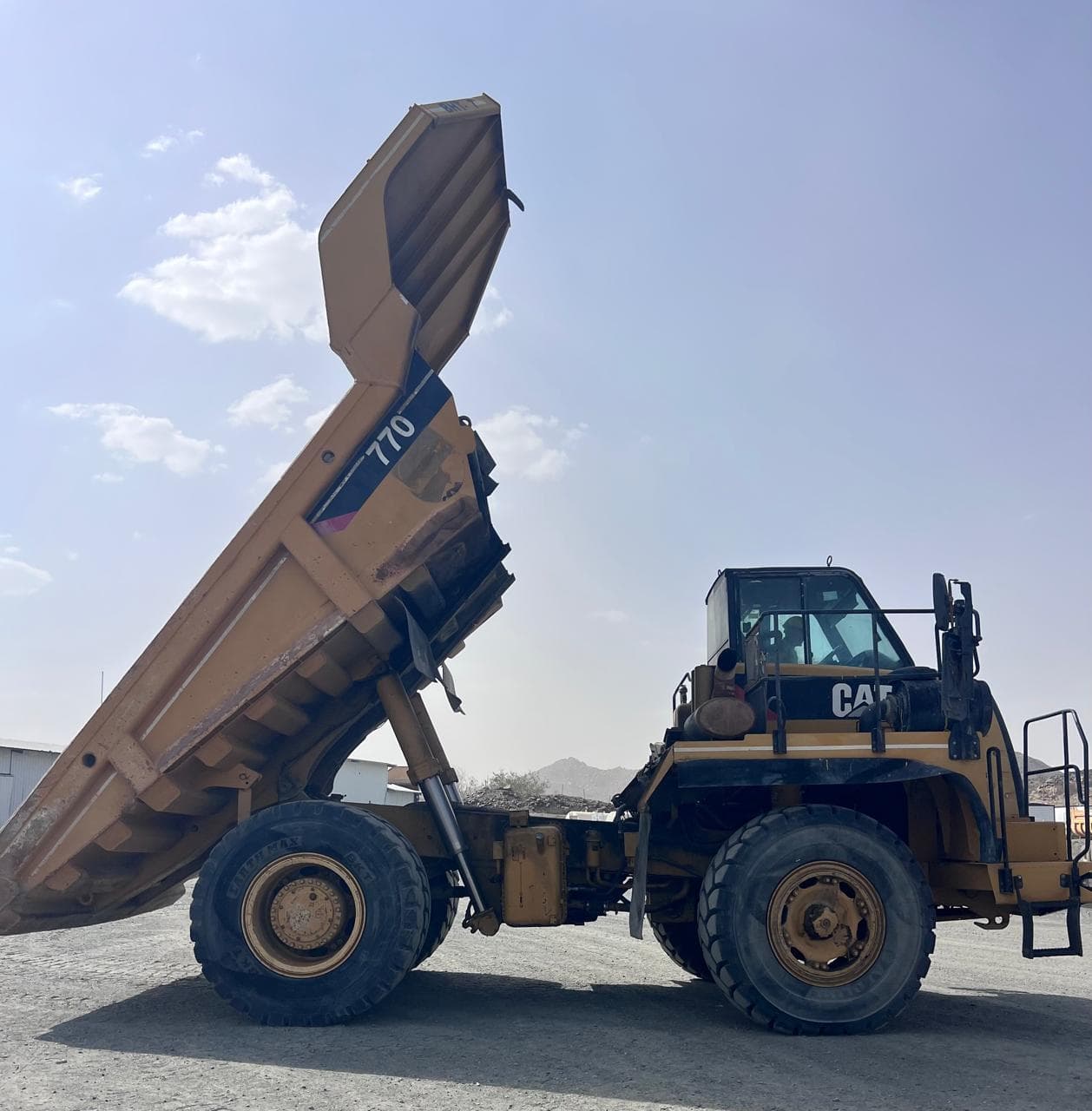 شاحنة قلابة كاتربيلر CAT-770