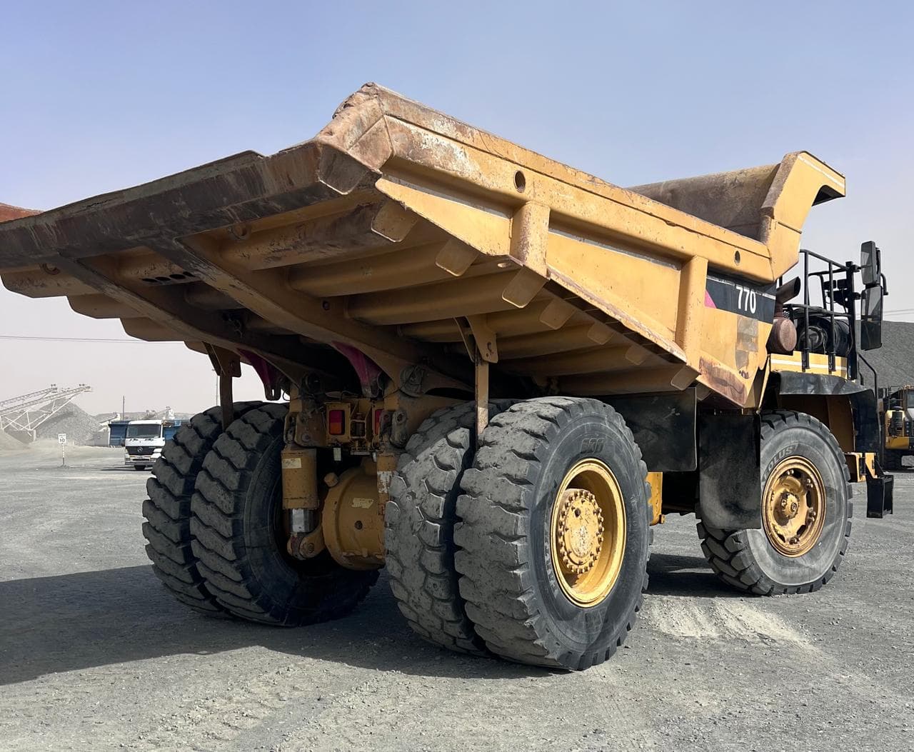 شاحنة قلابة كاتربيلر CAT-770