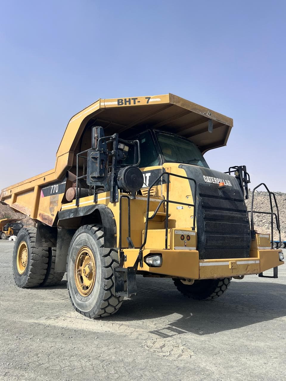 شاحنة قلابة كاتربيلر CAT-770